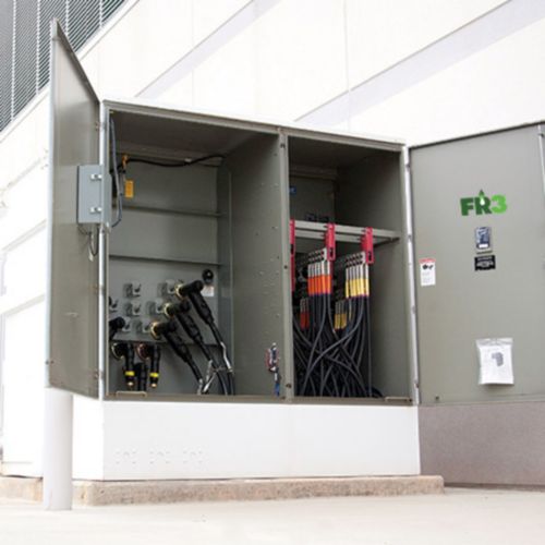 Transformador trifásico pedestal Envirotran de carga crítica